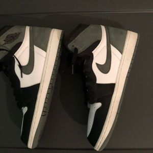 AIR JORDAN SIZE 10 CLAY GREEN RETRO 1